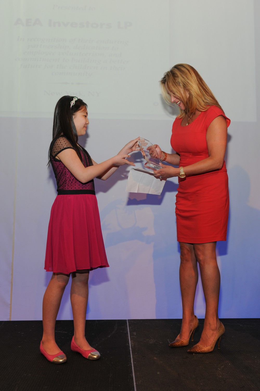 Sally Kohn accepts award from Read Ahead student Julie Kam